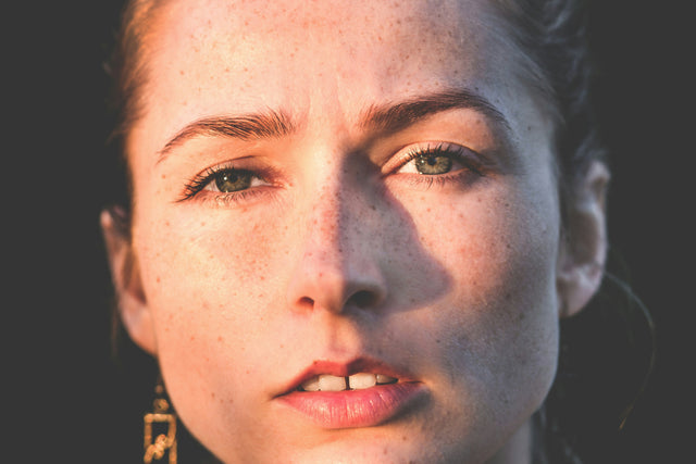 Rayons de soleil sur le visage d'une femme