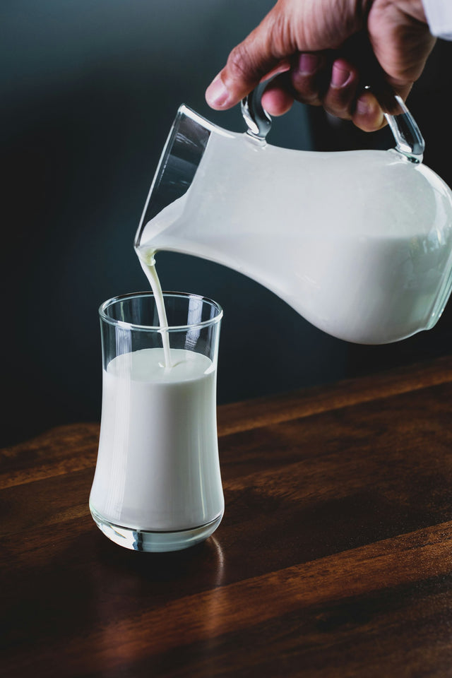 Lait versé dans un verre