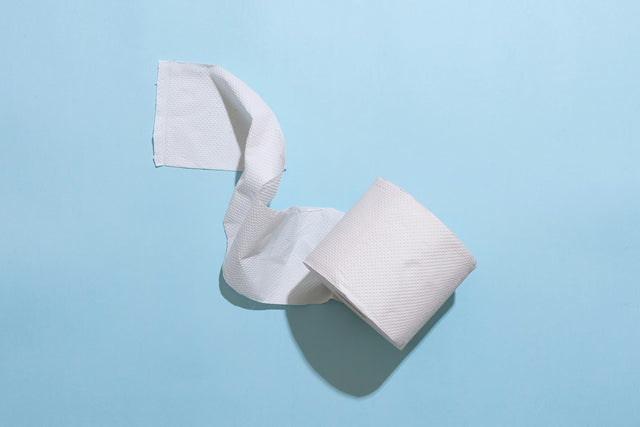 Rouleau de papier toilette sur une table blanche