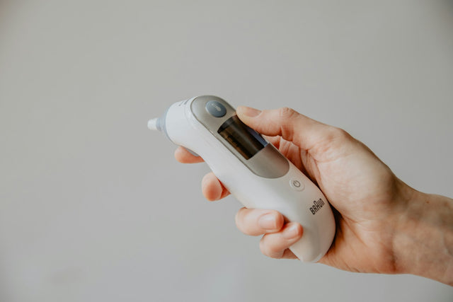 Thermomètre auriculaire pour mesurer la fièvre