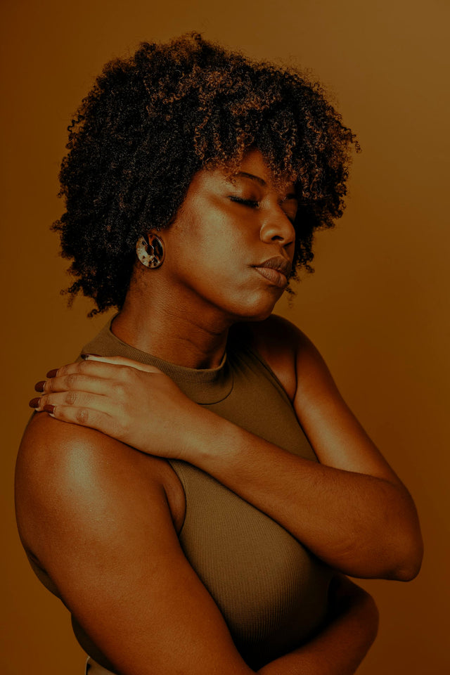 Femme en débardeur marron