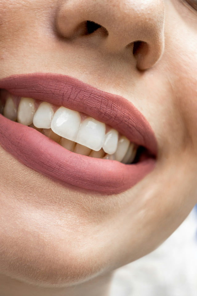 Sourire aux dents blanches en gros plan