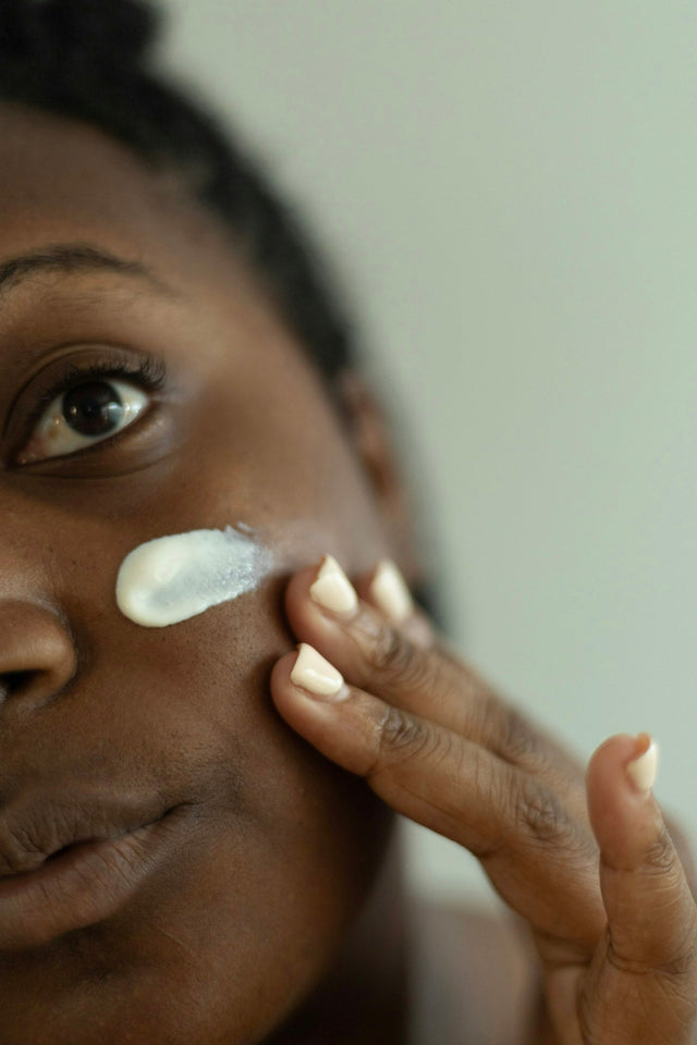 Femme appliquant un soin sur le visage