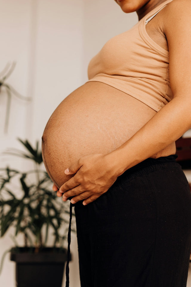 Femme enceinte tenant son ventre
