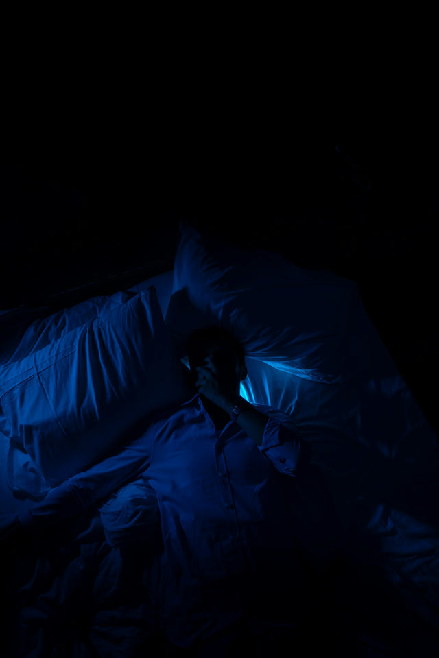 Personne allongée dans une chambre sombre