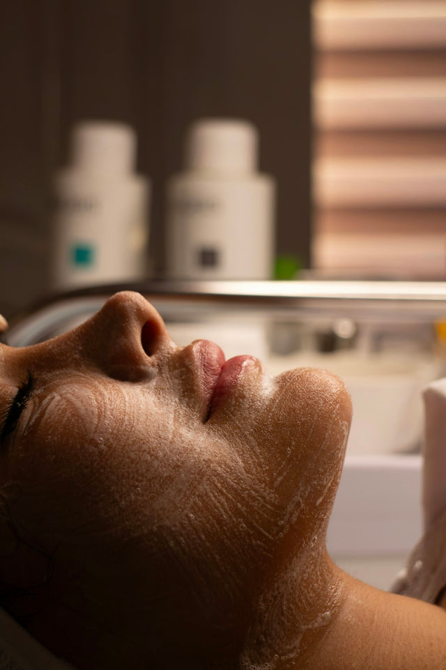 Visage couvert de mousse nettoyante