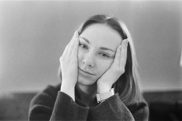Femme fatiguée, le visage dans les mains