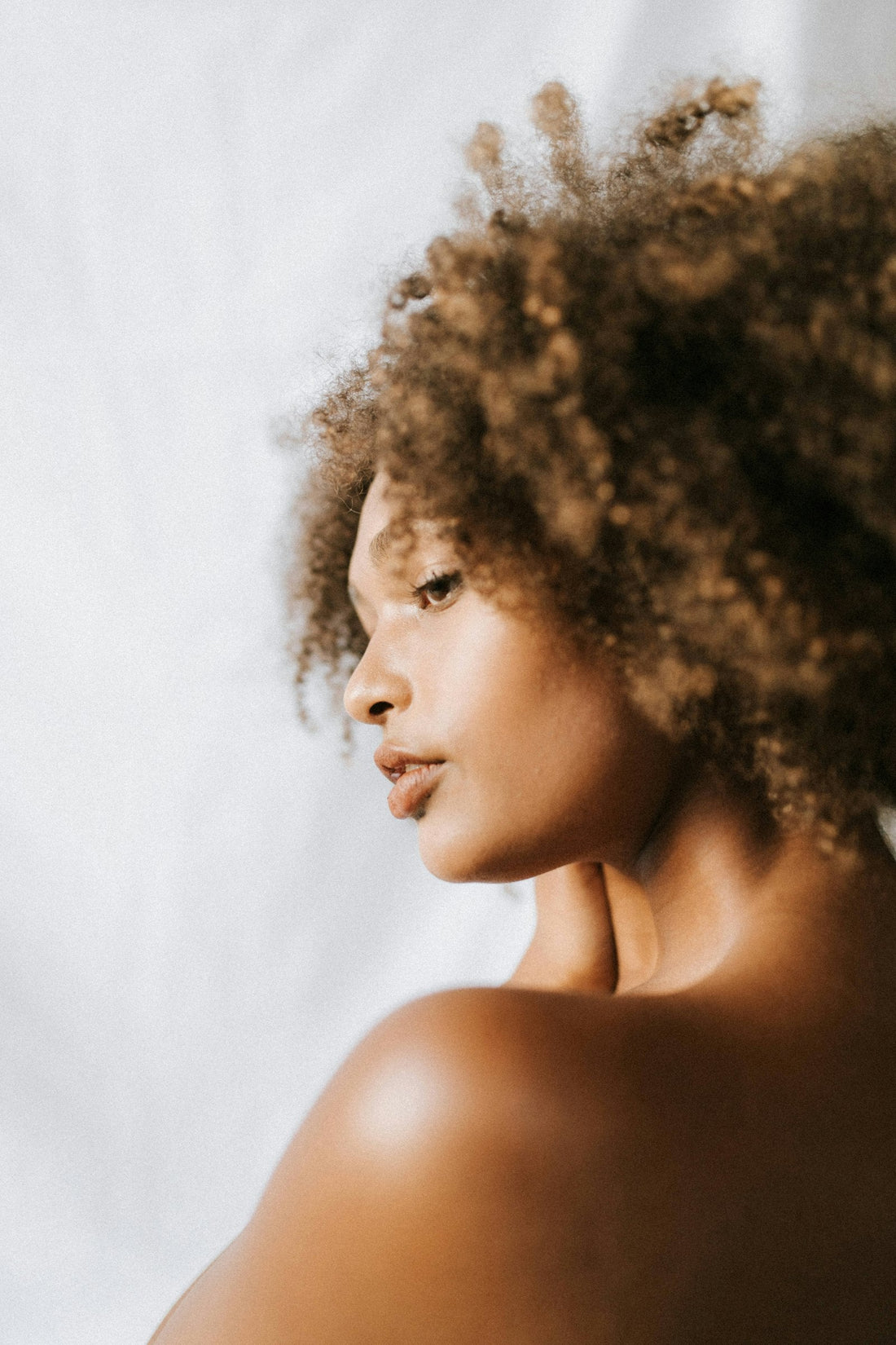 Femme regardant de côté