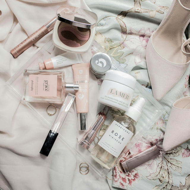 Produits de soin et de maquillage sur un plateau