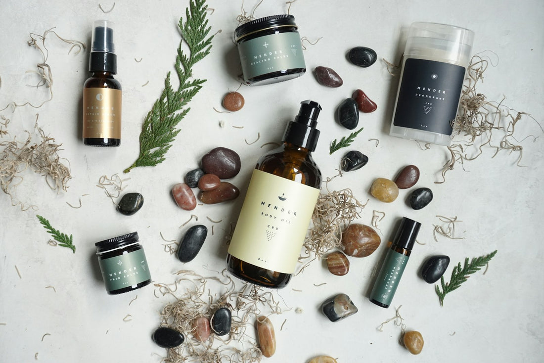 Produits de soin posés sur des galets