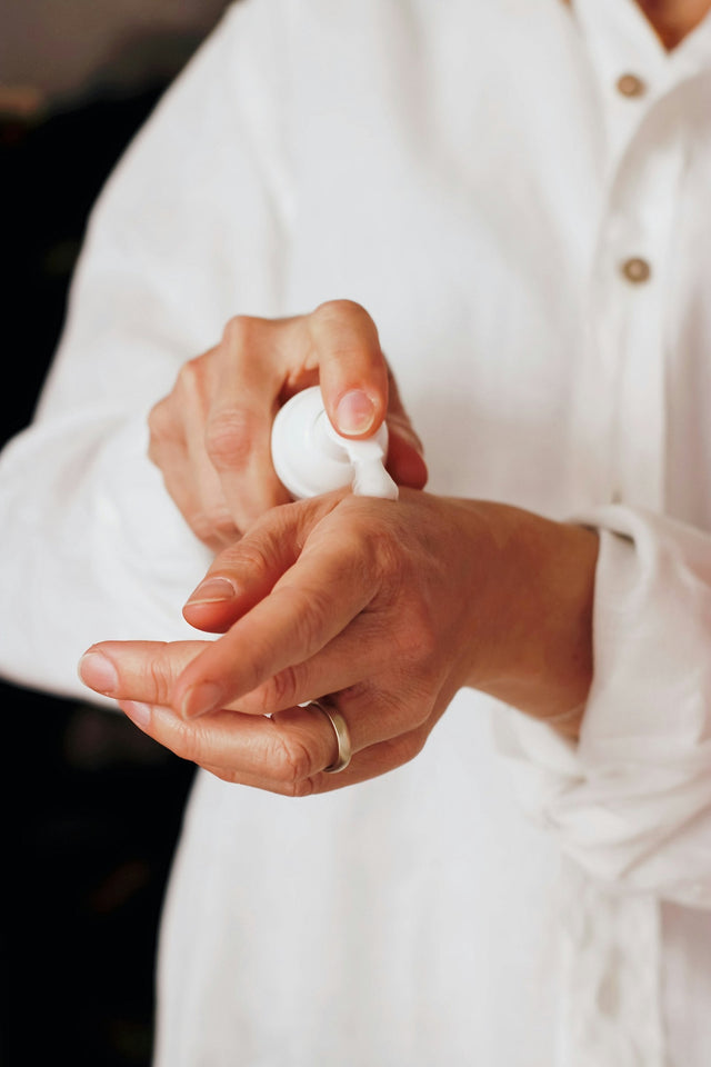 Mains appliquant une lotion