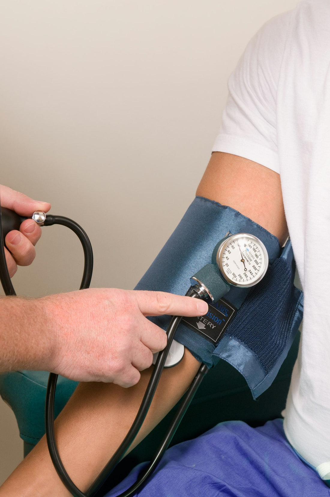 Médecin mesurant la tension d'un patient