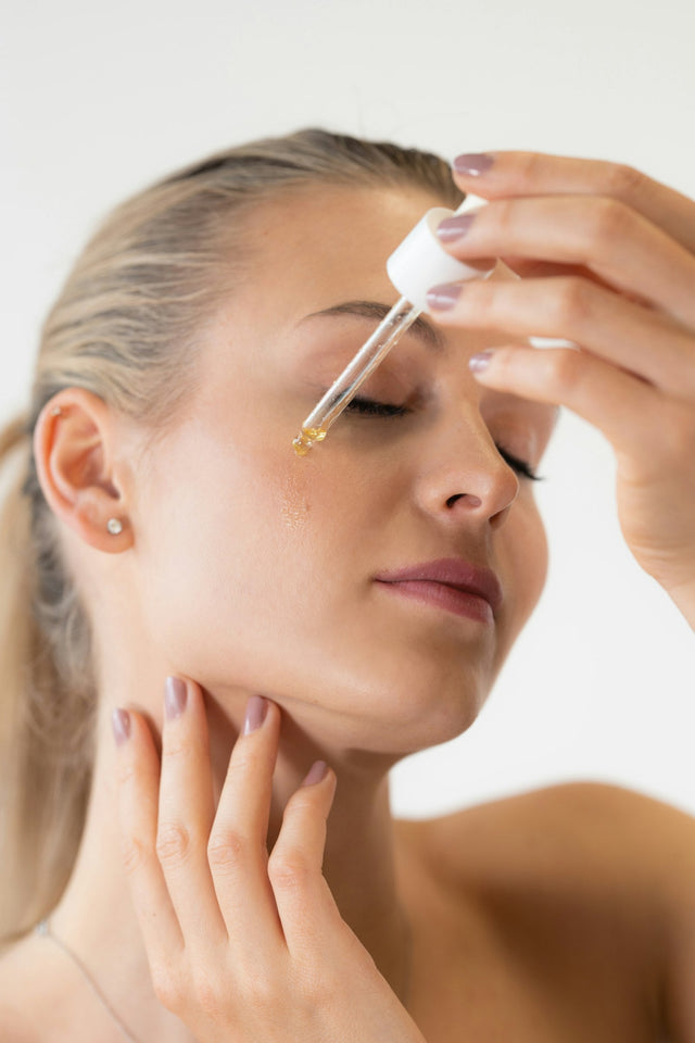 Goutte de sérum appliquée sur le visage