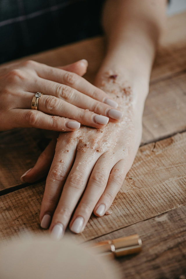 Peau très sèche, qui tiraille ou craque : quelle crème choisir ?