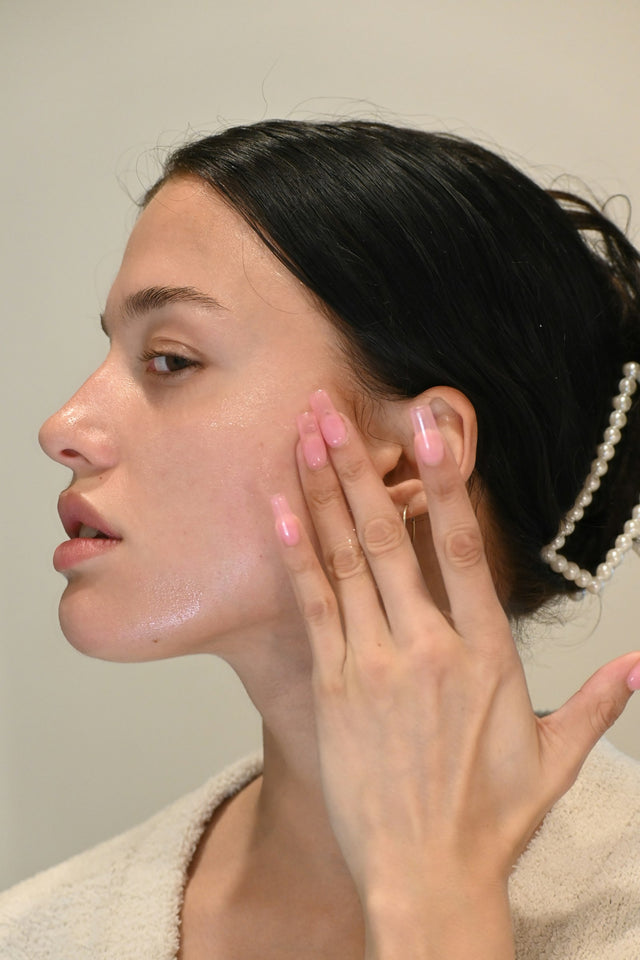 Femme portant la main à son visage