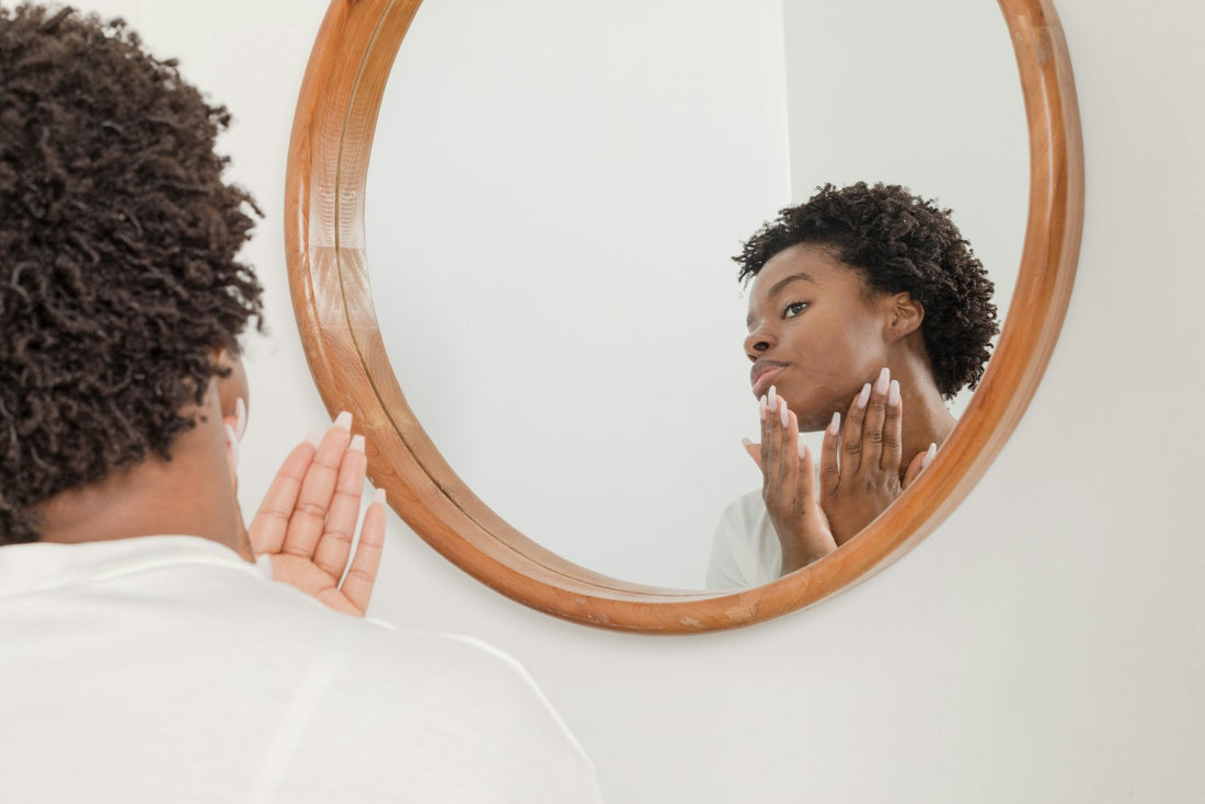 Jeune homme devant le miroir